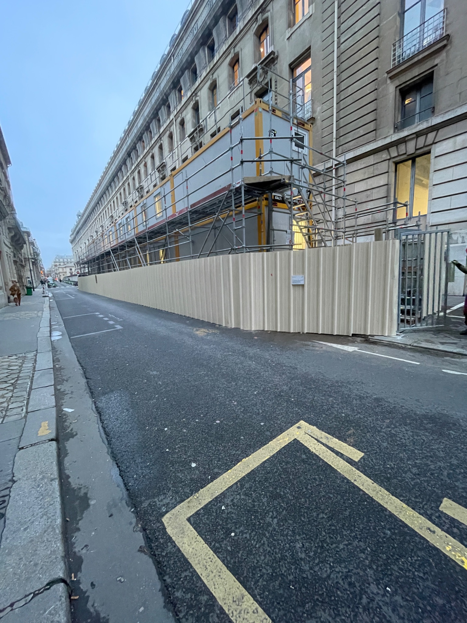 Chantier urbain - palissade et échafaudage